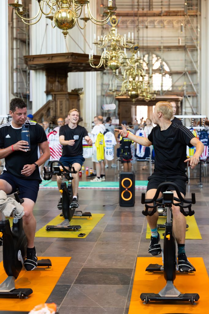 Eventfotografie voor Topsport Gelderland met deelnemers op spinningfietsen
