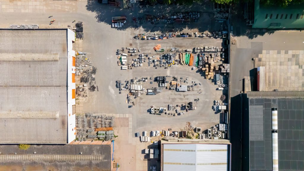 Dronefotografie van een circulair depot in Utrecht met opgeslagen bouwmaterialen