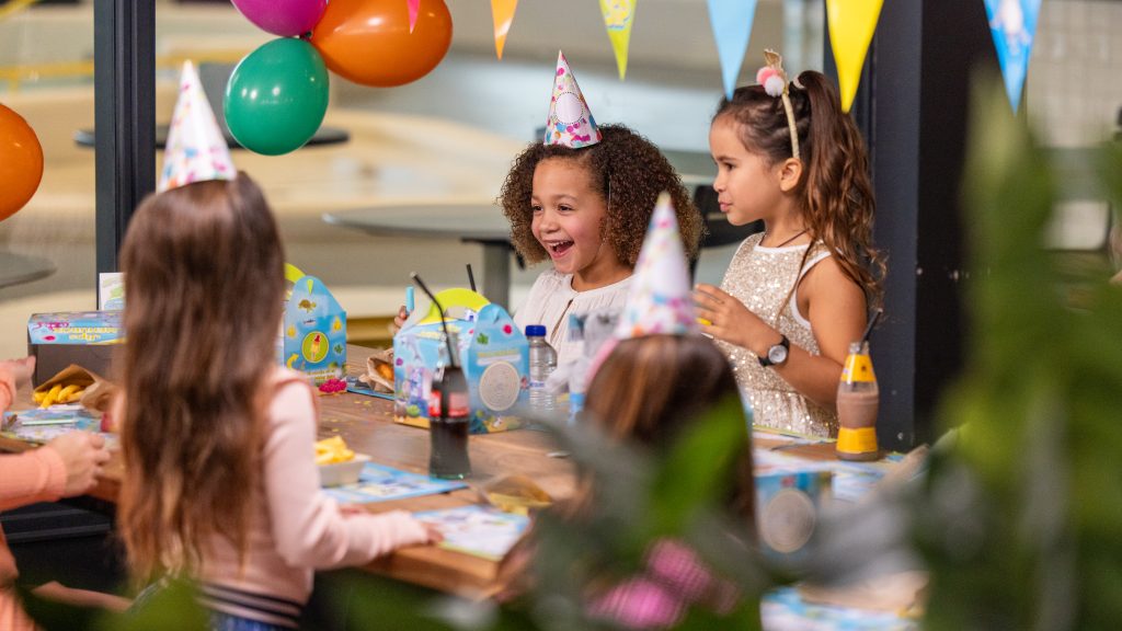 Figuranten tijdens een kinderfeestje in de horeca van Sportfondsen