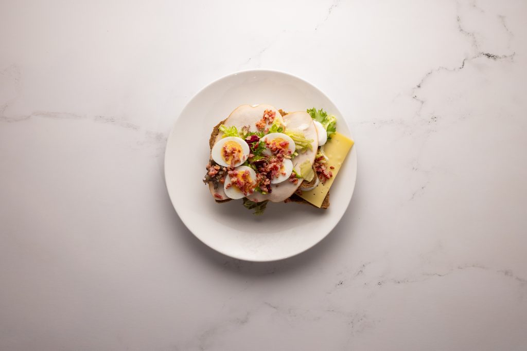 Foodfotografie van een rijk belegd broodje voor de horeca van Sportfondsen