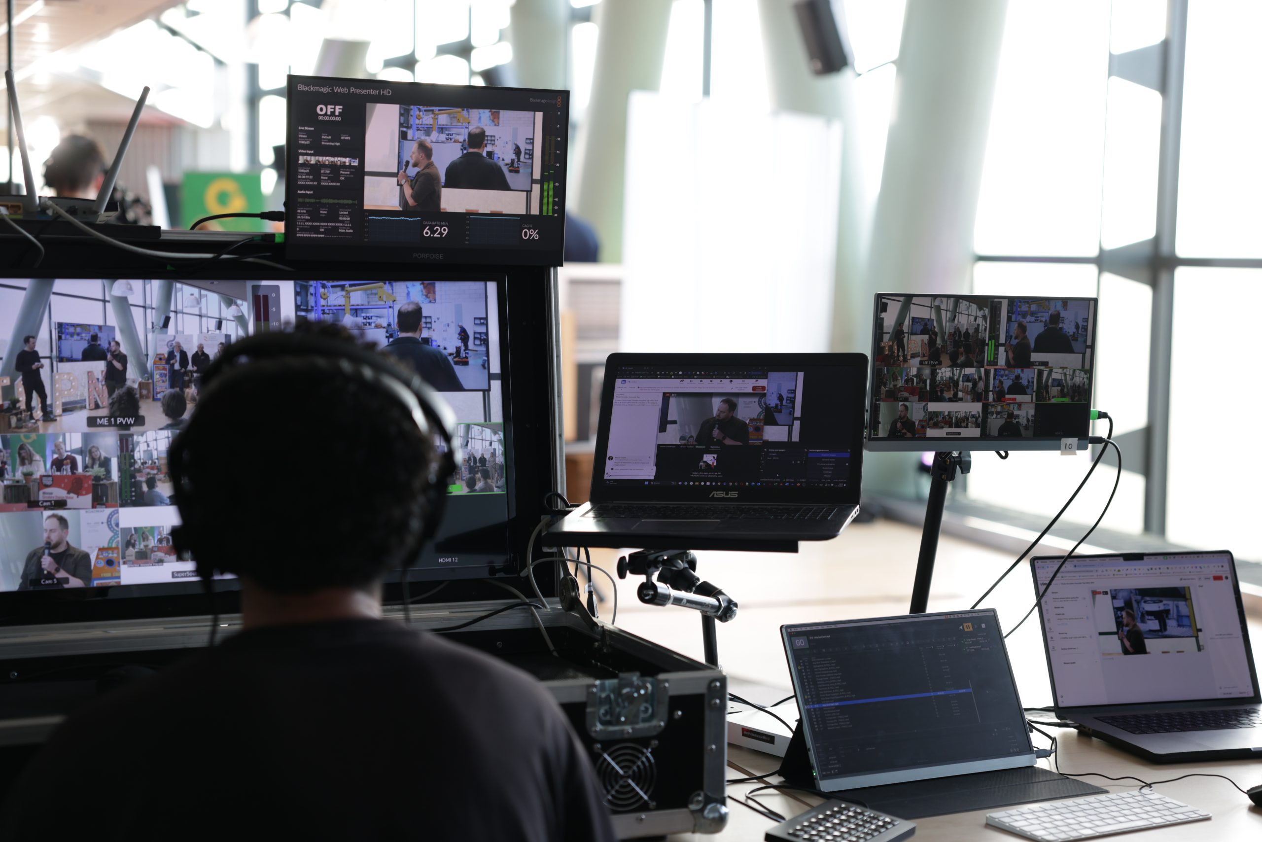 Technische regie achter de schermen bij een professionele livestream