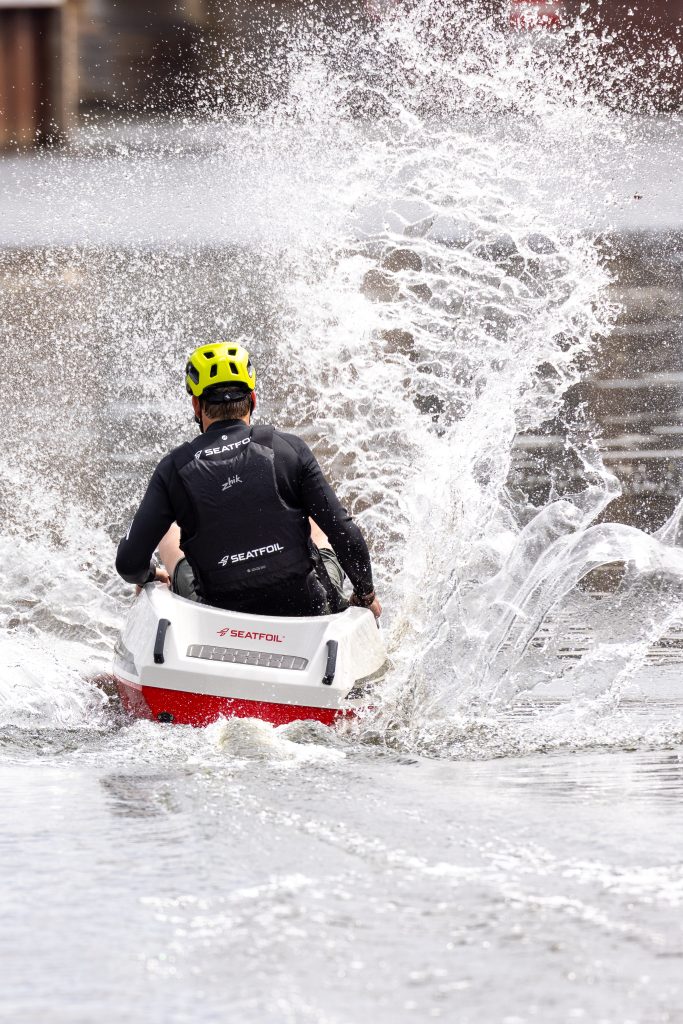 Watersportfotografie van een SeatFoil met opspattend water