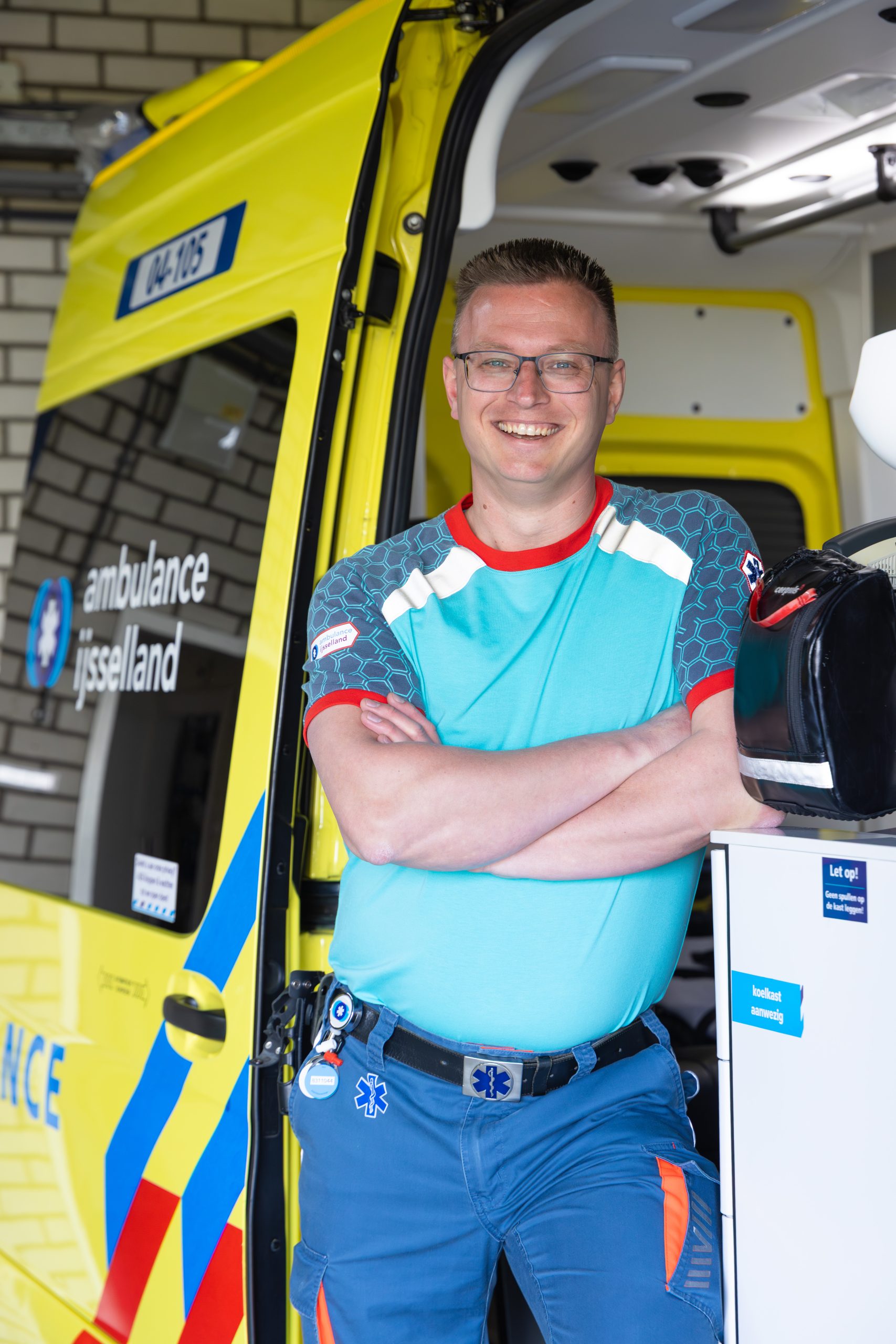 Portretfotografie van een ambulanceverpleegkundige bij Ambulance IJsselland voor shortform content